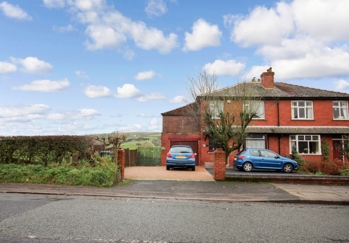Guide Price £295,000, 215 Bolton Road, Hawkshaw, Bury, Lancashire, 433